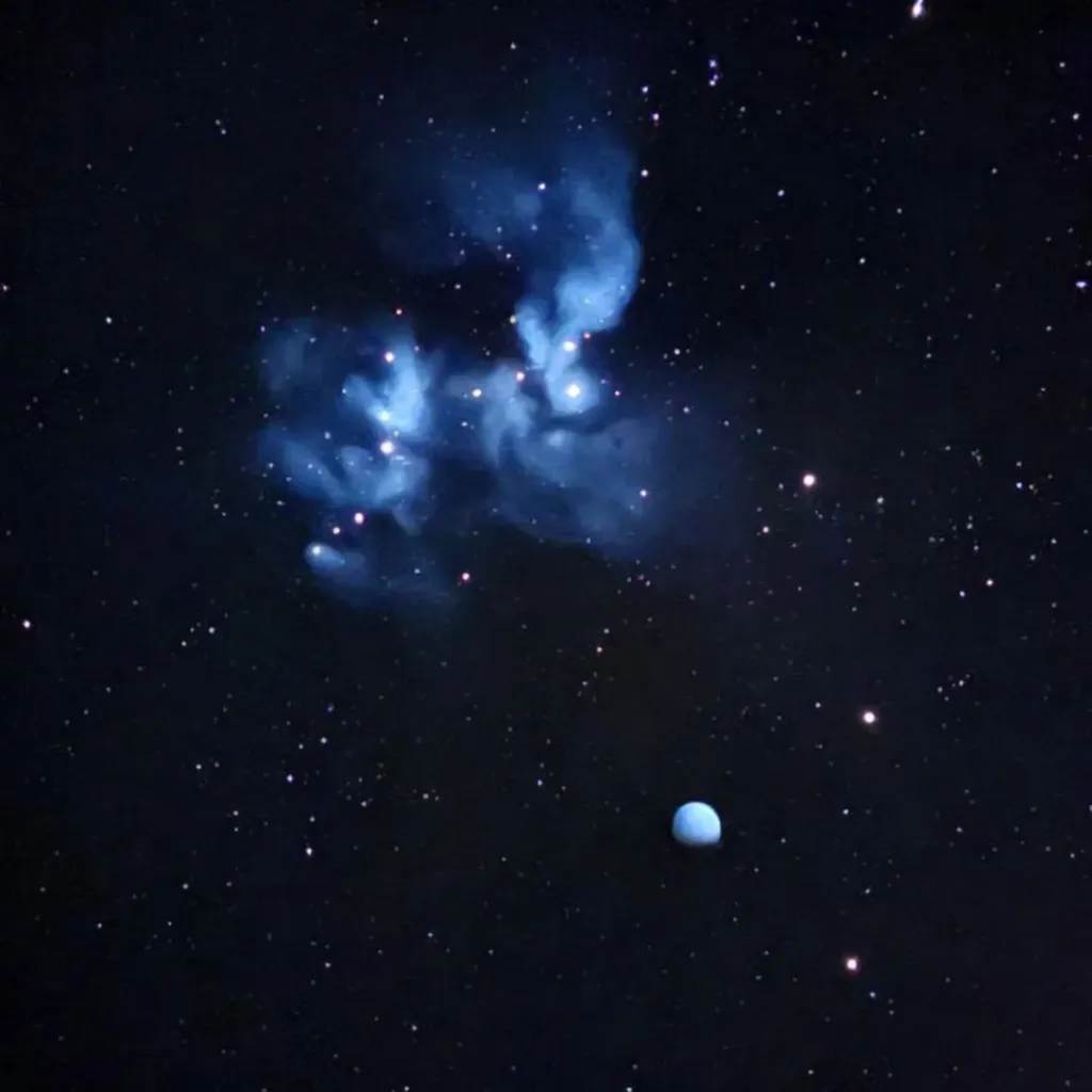 Urano en posición estacionaria junto al cúmulo de las Pléyades (M45), mostrando su tono cian característico causado por la absorción de luz roja por metano atmosférico.